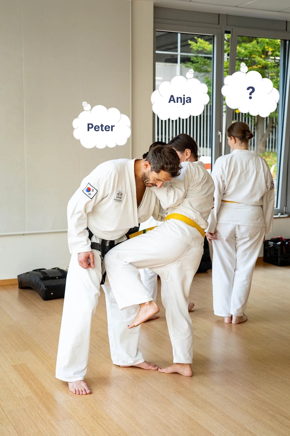 Drei Kampfsport-Schüler im Training mit eingeblendeten Gedankenblasen über ihren Köpfen. Bei zwei Schülern steht der richtige Vorname, beim dritten ein großes Fragezeichen, was die Schwierigkeit symbolisiert, sich alle Mitgliedernamen zu merken.
