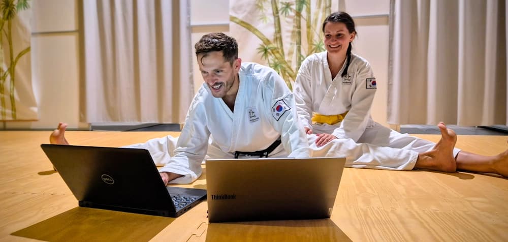 Kampfsport-Schulleiter im Gründergespräch auf der Matte